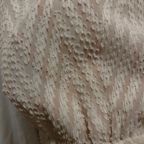Lovely textured semi-sheer blouse - Picture 2 of 4